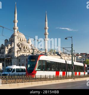 Istanbul - 24. MAI 2013: Eine moderne Straßenbahn fährt am 24. Mai 2013 in Istanbul, Türkei über die Galata-Brücke. Istanbul ist eine moderne Stadt mit einem entwickelten in Stockfoto