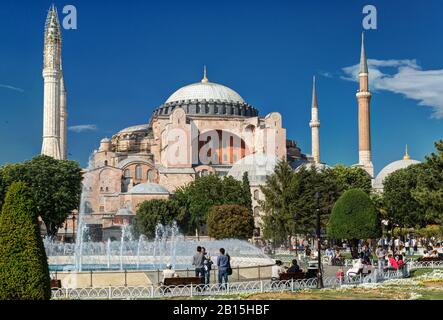 Istanbul - 24. MAI 2013: Touristen besuchen die Hagia Sophia am 24. Mai 2013 in Istanbul, Türkei. Die Hagia Sophia ist das größte Denkmal des zyzobischen Cu Stockfoto
