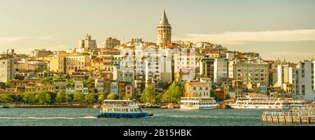 Istanbul Waterfront, Türkei. Beyoglu mit dem alten berühmten Galata-Turm. Panoramasicht auf Istanbul vom Golf Golden Horn im Sommer. Stockfoto