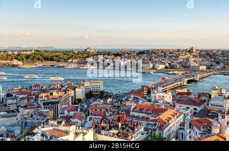 Blick auf das Goldene Horn und die alten Gegenden von Istanbul bei Sonnenuntergang, Türkei Stockfoto