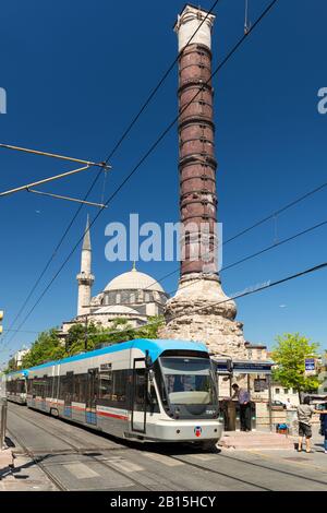 Istanbul - 26. MAI 2013: Eine moderne Straßenbahn hielt am 26. Mai 2013 in Istanbul, Türkei, an der Säule von Konstantin (Verbrannte Säule). Istanbul ist ein modernes c Stockfoto