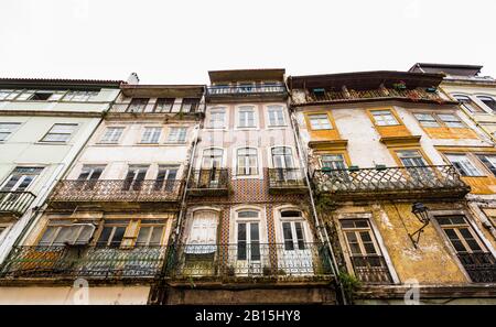 Blick auf die alten Häuser in der Altstadt von Coimbra, Portugal Stockfoto