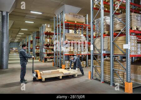 Moskau - 1. August 2017: Arbeiter mit Gabelstapler arbeiten in einem Lager. Moskau ist eine moderne Stadt mit gut ausgebauter Logistikinfrastruktur. Stockfoto