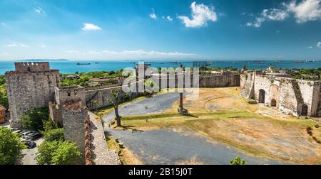 Panoramablick auf die Festung Yedikule in Istanbul, Türkei. Die Festung Yedikule oder Schloss von Seven Towers ist die berühmte Festung, die von Sultan Mehm erbaut wurde Stockfoto