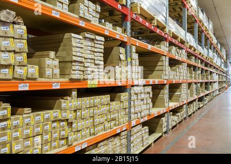 Moskau - 1. August 2017: Viele Waren befinden sich im großen Lager. Moskau ist eine moderne Stadt mit gut ausgebauter Logistikinfrastruktur. Stockfoto