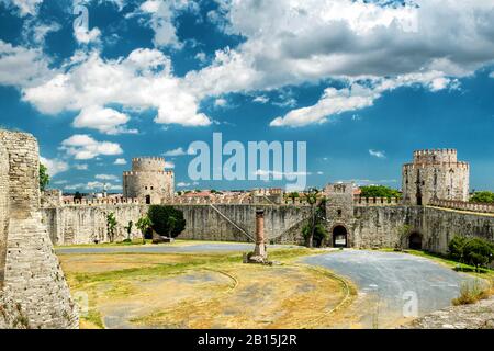 Die Festung Yedikule in Istanbul, Türkei. Die Festung Yedikule oder Schloss der Sieben Türme ist die berühmte Festung, die von Sultan Mehmed II. Im Jahr 1458 erbaut wurde. Stockfoto