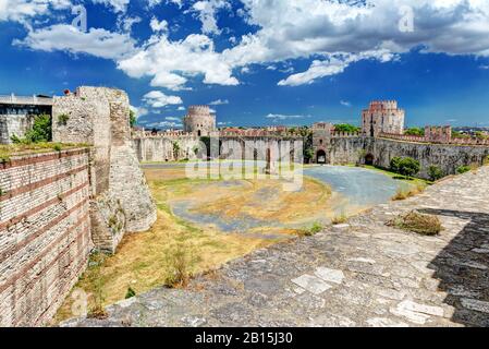 Die Festung Yedikule in Istanbul, Türkei. Die Festung Yedikule oder Schloss der Sieben Türme ist die berühmte Festung, die von Sultan Mehmed II. Im Jahr 1458 erbaut wurde. Stockfoto