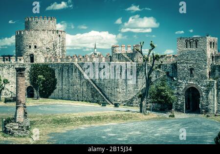 In der Festung Yedikule in Istanbul, Türkei. Die Festung Yedikule oder Schloss der Sieben Türme ist die berühmte Festung, die von Sultan Mehmed II. Im 14. Jahrhundert erbaut wurde Stockfoto