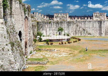 Istanbul - 27. MAI: Touristen gehen am 27. Mai 2013 in Istanbul, Türkei, in die Festung Yedikule. Die Festung Yedikule oder die Burg der Sieben Türme ist die Stockfoto