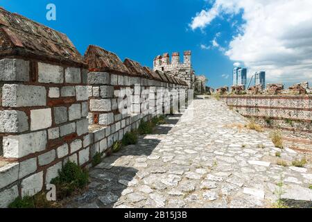 Die Spitze der Mauer der Festung Yedikule in Istanbul, Türkei. Die Festung Yedikule oder Schloss von Seven Towers ist die berühmte Festung, die von Sultan erbaut wurde Stockfoto