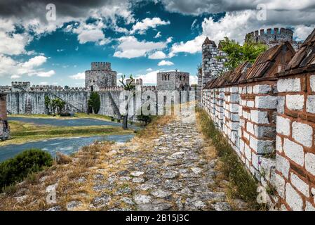 Die Festung Yedikule in Istanbul, Türkei. Die Festung Yedikule oder Schloss der Sieben Türme ist die berühmte Festung, die von Sultan Mehmed II. Im Jahr 1458 erbaut wurde. Stockfoto