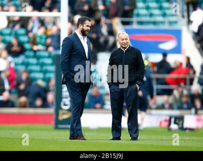 London, Großbritannien. Februar 2020. Andy Farrell Head Coach of Ireland hat Worte mit Englands Coach Eddie Jones, bevor er während der Guinness Six Nations zwischen England und Irland im Twickenham Stadium, London, England am 23. Februar 2020 austreten Credit: Action Foto Sport/Alamy Live News Stockfoto