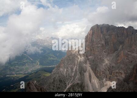 Der Gipfel der Langkofel vom Gipfel des Plattkofel die Geisler Gruppe im Hintergrund Wolkenstein Gröden Dolomiten Italien Stockfoto