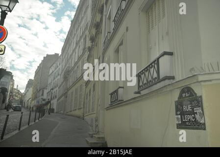 Gepflasterte Gasse, die zum Butte von Montmartre führt, Pasakdek Stockfoto