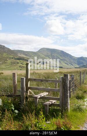 Blick in Richtung Pen Llithrig-y-Wrach vom Weg zum Llyn Eigiau Reservoir unterhalb von Carnedd Llewelyn oberhalb des Conwy Valley Snowdonia North Wales Stockfoto