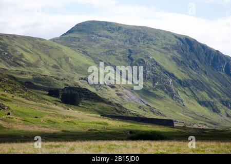 Blick in Richtung Pen Llithrig-y-Wrach vom Weg zum Llyn Eigiau Reservoir unterhalb von Carnedd Llewelyn oberhalb des Conwy Valley Snowdonia North Wales Stockfoto