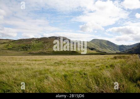 Blick in Richtung Pen Llithrig-y-Wrach vom Weg zum Llyn Eigiau Reservoir unterhalb von Carnedd Llewelyn oberhalb des Conwy Valley Snowdonia North Wales Stockfoto