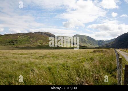 Blick in Richtung Pen Llithrig-y-Wrach vom Weg zum Llyn Eigiau Reservoir unterhalb von Carnedd Llewelyn oberhalb des Conwy Valley Snowdonia North Wales Stockfoto