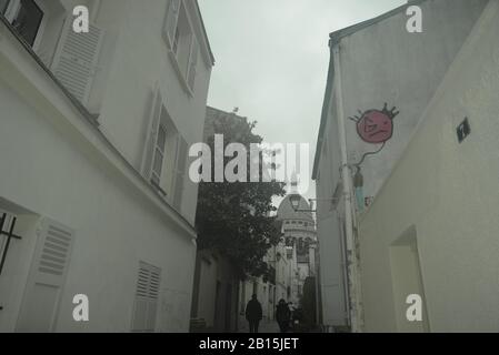 Gepflasterte Gasse, die zum Sacre Coeur in Paris führt, Pasakdek Stockfoto