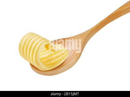 Butterkräuseln oder Butterrollen auf Holzlöffel isoliert. Stockfoto