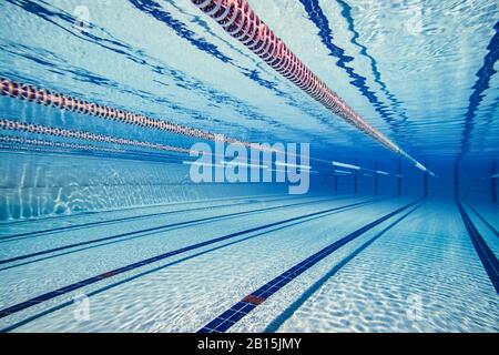 Olympischen Schwimmbad Unterwasser Hintergrund. Stockfoto
