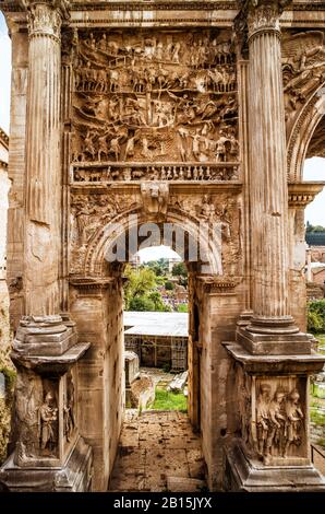 Bogen des Kaiser Septimius Severus im Forum Romanum, Rom, Italien. Detail mit Dekoration. Stockfoto