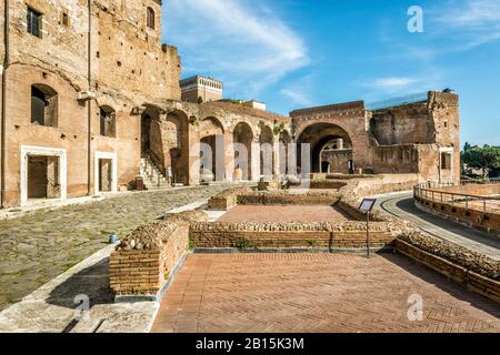 Uralter Markt auf Trajans Forum, Rom, Italien. Trajans Forum ist ein Wahrzeichen Roms. Ruinen großer Gebäude des antiken Roms im Sommer. Überreste von ar Stockfoto