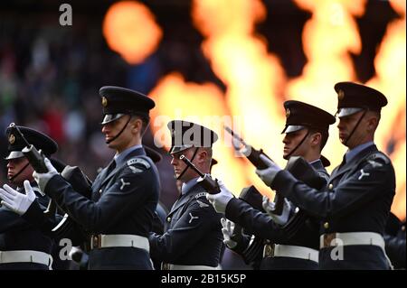 Twickenham, Großbritannien. Februar 2020. Die Queens Farb-Gaud-Demonstration. England V Irland. Guiness sechs Nationen. Twickenham Stadium. Twickenham. London. GROSSBRITANNIEN. Credit Garry Bowden/Sport in Pictures/Alamy Live News. Credit: Sport In Pictures/Alamy Live News Stockfoto