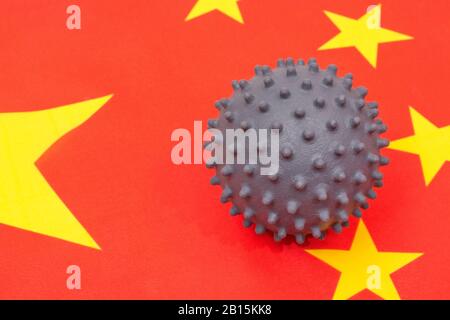 Isoliertes Coronavirus Modell Virion auf chinesischer Flagge/China-Flagge. Für Grippevirus, SARS, MERS, 2020 Wuhan Virus, Covid-19 Coronavirus Ausbruch. Stockfoto