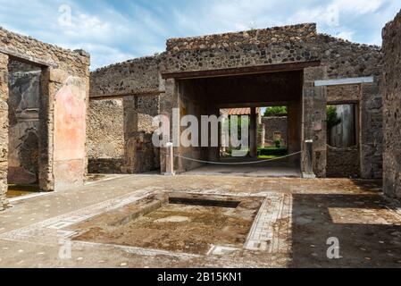 Ruinen eines Hauses in Pompeji, Italien. Pompeji ist eine antike römische Stadt, die durch den Ausbruch des Vesuvs im Jahr 79 n. Chr. starb. Stockfoto