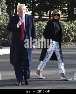 Washington, Vereinigte Staaten. Februar 2020. Präsident Donald Trump antwortet auf eine Frage der Presse, während First Lady Melania Trump vorbeiläuft, als sie das Weiße Haus zu einer Reise nach Indien, Sonntag, 23. Februar 2020, in Washington, DC verlässt. Trump erwidert einen Besuch von Indiens Premierminister Narendra Modi in den USA im vergangenen Jahr. Foto von Mike Theiler/UPI Credit: UPI/Alamy Live News Stockfoto