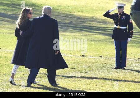 Washington, Vereinigte Staaten. Februar 2020. Präsident Donald Trump und First Lady Melania Trump gehen zu Marine One, während sie das Weiße Haus für eine Reise nach Indien, Sonntag, 23. Februar 2020, in Washington, DC verlassen. Trump erwidert einen Besuch von Indiens Premierminister Narendra Modi in den USA im vergangenen Jahr. Foto von Mike Theiler/UPI Credit: UPI/Alamy Live News Stockfoto