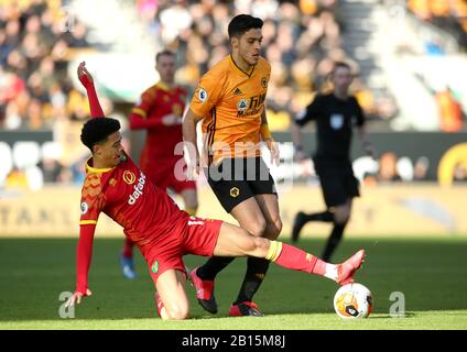 Der Raul Jimenez (rechts) der Wolverhampton Wanderers und Jamal Lewis von Norwich City kämpfen während des Premier-League-Spiels in Molineux, Wolverhampton, um den Ball. Stockfoto