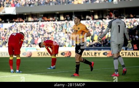 Der Raul Jimenez der Wolverhampton Wanderers feiert beim Spiel in der Premier League in Molineux, Wolverhampton, das dritte Tor seiner Seite. Stockfoto
