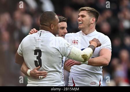 Twickenham, Großbritannien. Februar 2020. Try Scorer George Ford (England und Leicester Tigers, Center) feiert mit Kyle Sinckler (England und Harlequins, 3) und Owen Farrell (Kapitän, England und Sarazenen). England V Irland. Guiness sechs Nationen. Twickenham Stadium. Twickenham. London. GROSSBRITANNIEN. Credit Garry Bowden/Sport in Pictures/Alamy Live News. Credit: Sport In Pictures/Alamy Live News Stockfoto