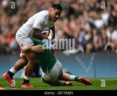 Twickenham, Großbritannien. Februar 2020. Manu Tuilagi (England und Leicester Tigers) wird in Angriff genommen. England V Irland. Guiness sechs Nationen. Twickenham Stadium. Twickenham. London. GROSSBRITANNIEN. Credit Garry Bowden/Sport in Pictures/Alamy Live News. Credit: Sport In Pictures/Alamy Live News Stockfoto