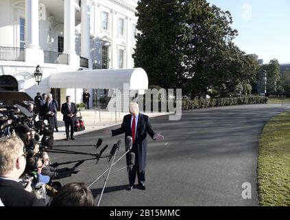 Washington, Vereinigte Staaten. Februar 2020. Präsident Donald Trump antwortet auf eine Frage der Presse, bevor er mit First Lady Melania Trump aus dem Weißen Haus für eine Reise nach Indien, Sonntag, 23. Februar 2020, in Washington, D.C. ausscheidende. Trump erwidert einen Besuch von Indiens Premierminister Narendra Modi in den USA im vergangenen Jahr. Foto von Mike Theiler/UPI Credit: UPI/Alamy Live News Stockfoto