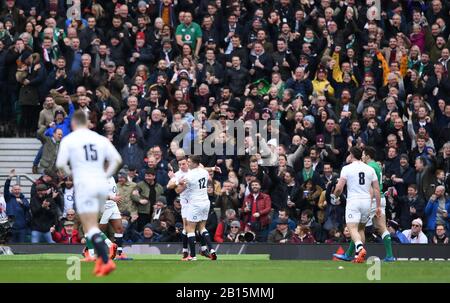 Twickenham, London, Großbritannien. Februar 2020. International Rugby, Six Nations Rugby, England gegen Irland; George Ford aus England feiert mit Owen Farrell, nachdem er seine Teams zum ersten Mal um 5-0 Punkte gewonnen hat: Action Plus Sports/Alamy Live News Stockfoto