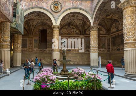 Florenz, ITALIEN - 11. MAI 2014: Prunkvoller Innenhof im Palazzo Vecchio. Dieser Palast ist das Rathaus und wurde im Mittelalter erbaut. Stockfoto