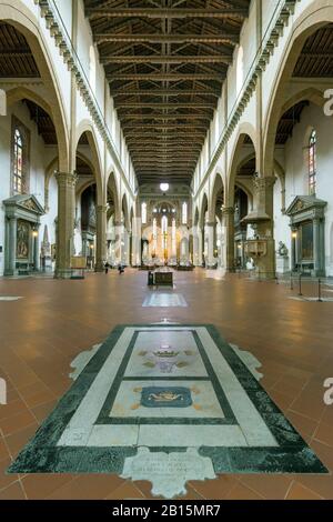 Florenz, ITALIEN - 11. MAI 2014: Das Innere der Basilika Santa Croce (Heilig-Kreuz-Basilika), erbaut im 15. Jahrhundert. Dies ist eine der TH Stockfoto