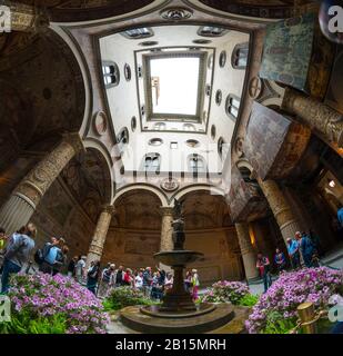 Florenz, ITALIEN - 11. MAI 2014: Verzierter Innenhof der Renaissance im Palazzo Vecchio. Stockfoto