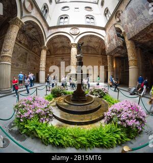 Florenz, ITALIEN - 11. MAI 2014: Verzierter Innenhof der Renaissance im Palazzo Vecchio. Stockfoto