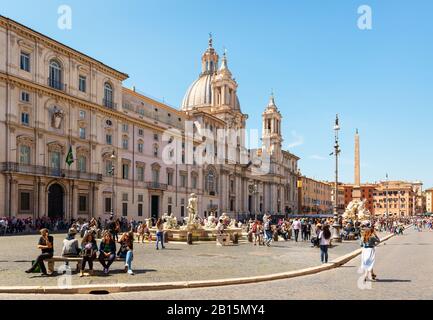 ROM; ITALIEN - 9. MAI 2014: Touristen besuchen die Piazza Navona. Die Piazza Navona ist einer der schönsten Orte Roms. Stockfoto