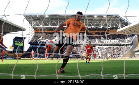 Der Raul Jimenez der Wolverhampton Wanderers erzielt beim Spiel in der Premier League in Molineux, Wolverhampton, das dritte Tor seiner Seite. Stockfoto