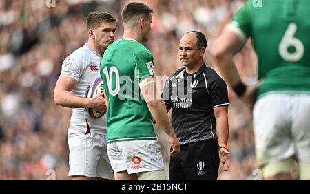 Twickenham, Großbritannien. Februar 2020. Jaco Peyper (Referee) spricht mit Jonathan Sexton (Kapitän, Irland und Leinster, 10) und Owen Farrell (Kapitän, England und Sarazenen). England V Irland. Guiness sechs Nationen. Twickenham Stadium. Twickenham. London. GROSSBRITANNIEN. Credit Garry Bowden/Sport in Pictures/Alamy Live News. Credit: Sport In Pictures/Alamy Live News Stockfoto