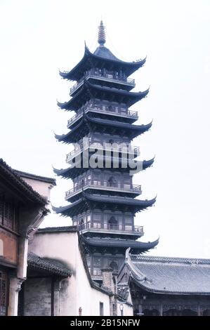 Die traditionelle chinesische Architektur Bailian Pagode in der Stadt Tongxiang Wuzhen, die an einem übergiebelten Tag in der Provinz Zhejiang liegt. Stockfoto