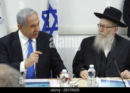 Tel Aviv, Israel. Februar 2020. Der israelische Premierminister Benjamin Netanyahu (L) hält am Sonntag, 23. Februar 2020, ein Treffen mit Gesundheitsminister Yaakov Litzman über das Coronavirus (COVID-2019) im Gesundheitsministerium in der israelischen Küstenstadt Tel Aviv ab. Poolfoto von Jack Guez/UPI Credit: UPI/Alamy Live News Stockfoto