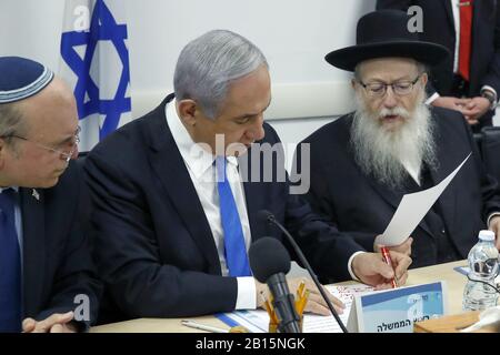 Tel Aviv, Israel. Februar 2020. Der israelische Premierminister Benjamin Netanyahu (L) hält am Sonntag, 23. Februar 2020, ein Treffen mit Gesundheitsminister Yaakov Litzman über das Coronavirus (COVID-2019) im Gesundheitsministerium in der israelischen Küstenstadt Tel Aviv ab. Poolfoto von Jack Guez/UPI Credit: UPI/Alamy Live News Stockfoto