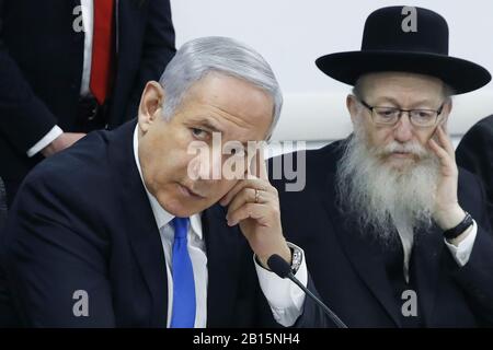 Tel Aviv, Israel. Februar 2020. Der israelische Premierminister Benjamin Netanyahu (L) hält am Sonntag, 23. Februar 2020, ein Treffen mit Gesundheitsminister Yaakov Litzman über das Coronavirus (COVID-2019) im Gesundheitsministerium in der israelischen Küstenstadt Tel Aviv ab. Poolfoto von Jack Guez/UPI Credit: UPI/Alamy Live News Stockfoto