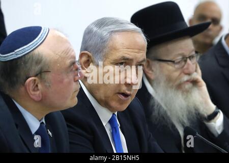 Tel Aviv, Israel. Februar 2020. Der israelische Premierminister Benjamin Netanyahu (C) hält am Sonntag, 23. Februar 2020, ein Treffen mit Gesundheitsminister Yaakov Litzman (R) zum Coronavirus (COVID-2019) im Gesundheitsministerium in der israelischen Küstenstadt Tel Aviv ab. Poolfoto von Jack Guez/UPI Credit: UPI/Alamy Live News Stockfoto